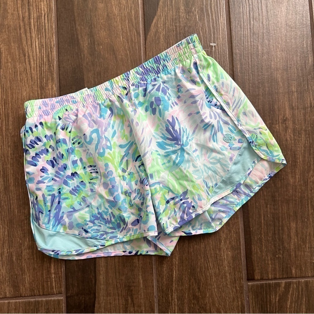 Lilly Pulitzer Luxletic Ocean Trail Shorts in Shell of a Party Sz XXS
